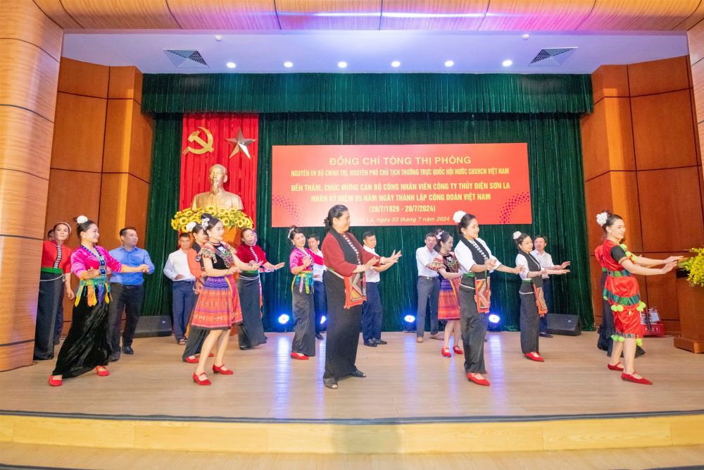 Đồng chí Tòng Thị Phóng – Nguyên Uỷ viên Bộ chính trị, nguyên Phó Chủ tịch Thường trực Quốc hội Nước CHXHCN Việt Nam đến thăm, chúc mừng cán bộ công nhân viên Công ty Thuỷ điện Sơn La  3