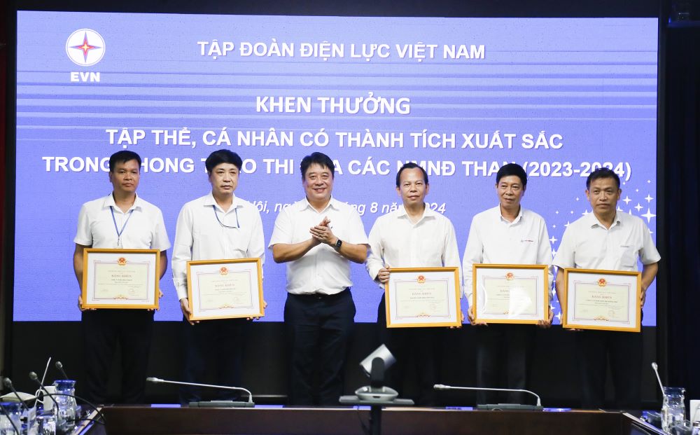 EVN: Khen thưởng các tập thể, cá nhân có thành tích xuất sắc phong trào thi đua các Nhà máy Nhiệt điện than. 4