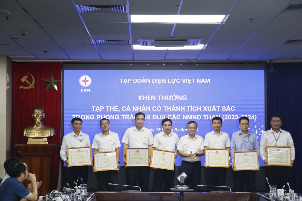 EVN: Khen thưởng các tập thể, cá nhân có thành tích xuất sắc phong trào thi đua các Nhà máy Nhiệt điện than. 5