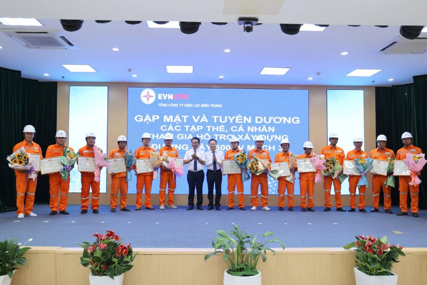 EVNCPC khen thưởng 47 tập thể và cá nhân xuất sắc tham gia thi công đường dây 500kV mạch 3 8