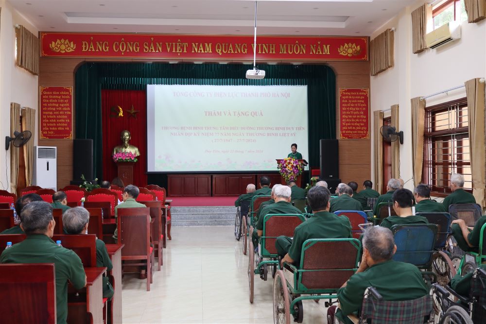 EVNHANOI thăm, tặng quà trung tâm nuôi dưỡng thương bệnh binh nặng và điều dưỡng người có công với cách mạng.  2