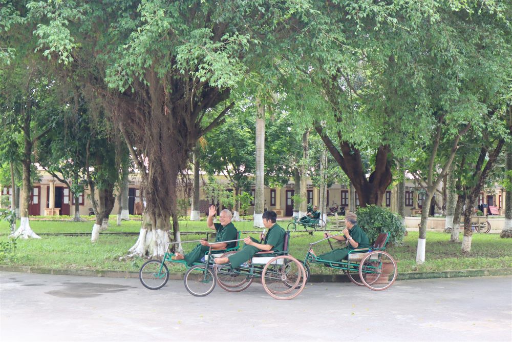 EVNHANOI thăm, tặng quà trung tâm nuôi dưỡng thương bệnh binh nặng và điều dưỡng người có công với cách mạng.  3