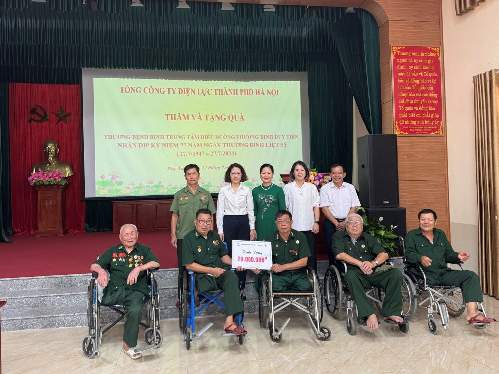 EVNHANOI thăm, tặng quà trung tâm nuôi dưỡng thương bệnh binh nặng và điều dưỡng người có công với cách mạng. 