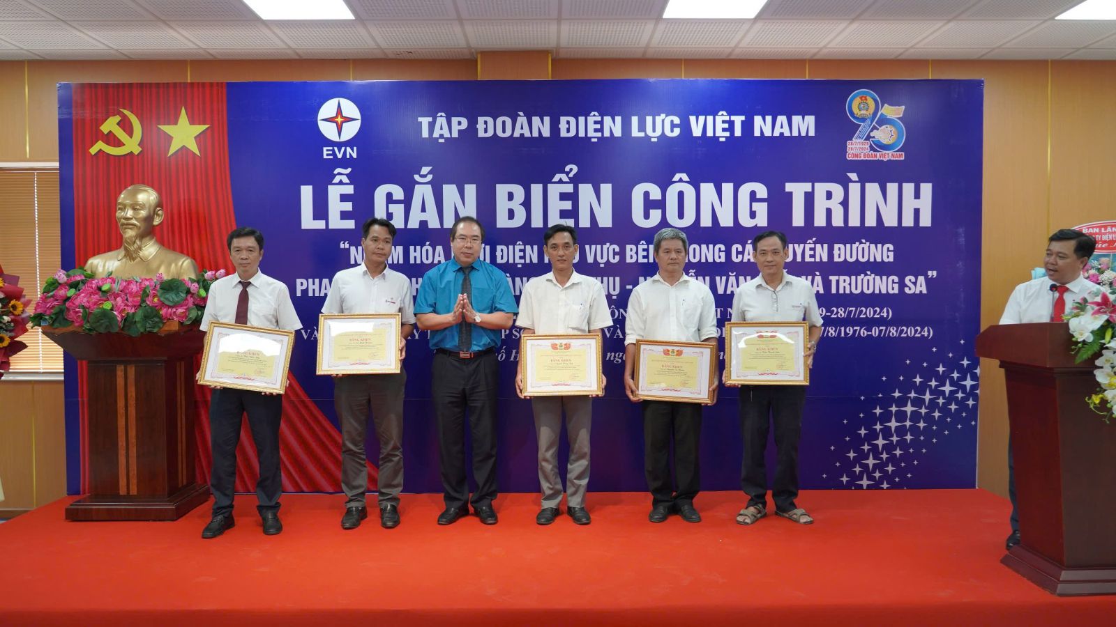 EVNHCMC Gắn biển công trình “Ngầm hoá lưới điện khu vực bên trong các tuyến đường Phan Đình Phùng – Hoàng Văn Thụ - Nguyễn Văn Trỗi và Trường Sa” 3