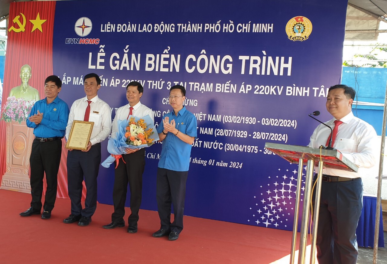 EVNHCMC: GẮN BIỂN CÔNG TRÌNH THI ĐUA THỨ HAI  CHÀO MỪNG KỶ NIỆM 94 NĂM NGÀY THÀNH LẬP ĐẢNG CỘNG SẢN VIỆT NAM (03/02/1930 – 03/02/2024)