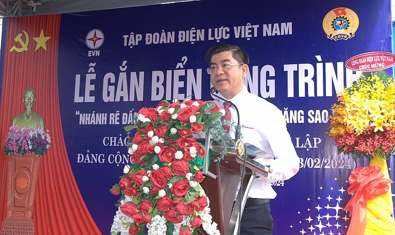 EVNHCMC: Gắn biển thi đua công chào mừng kỷ niệm 94 năm thành lập Đảng cộng sản Việt Nam