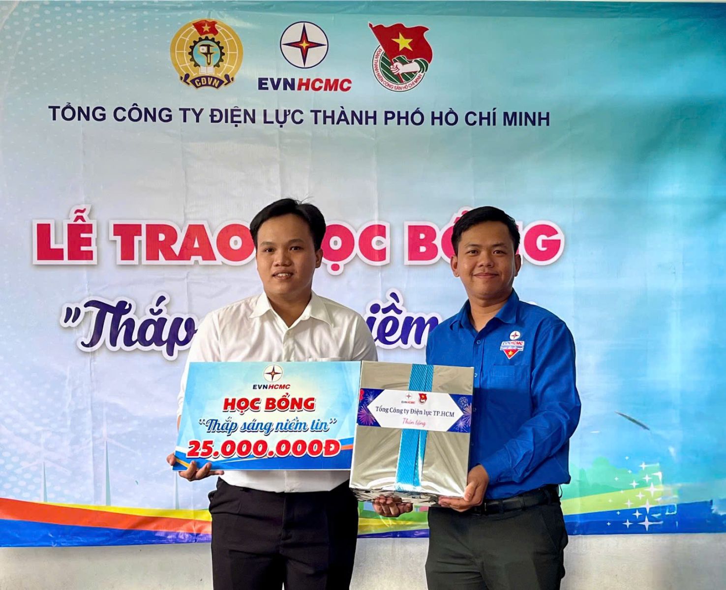 EVNHCMC trao học bổng “Thắp sáng niềm tin” 1