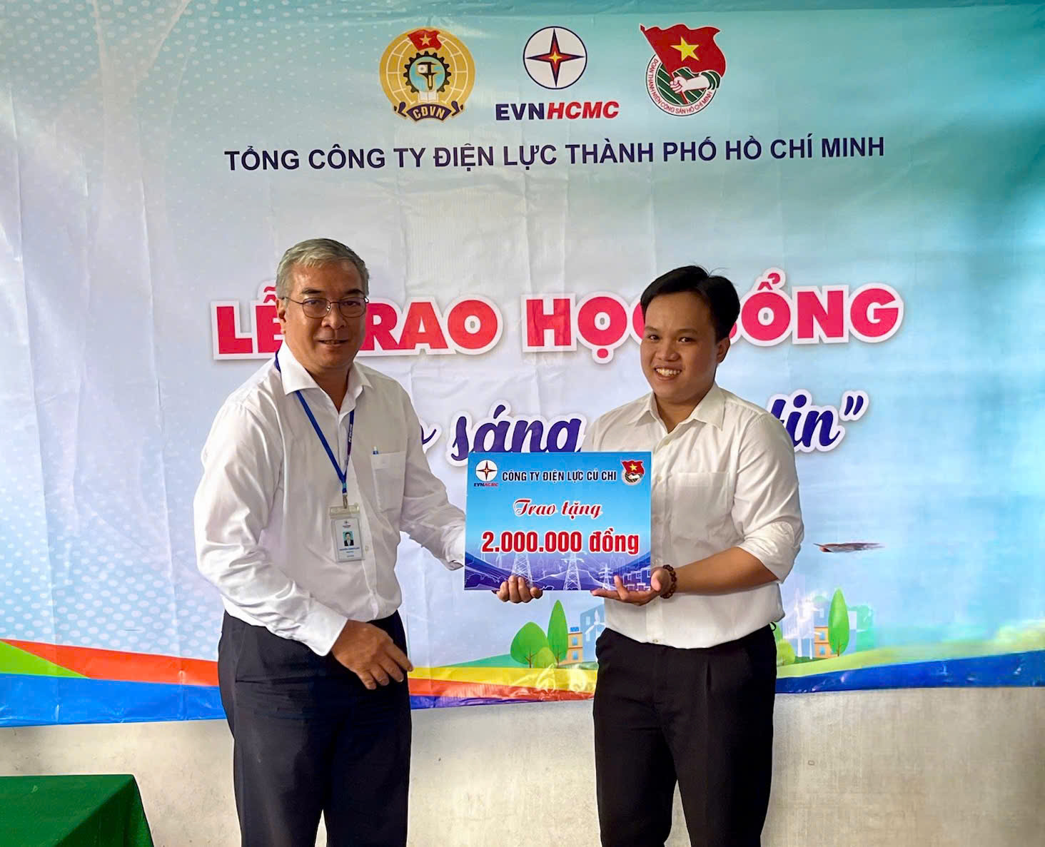 EVNHCMC trao học bổng “Thắp sáng niềm tin” 2