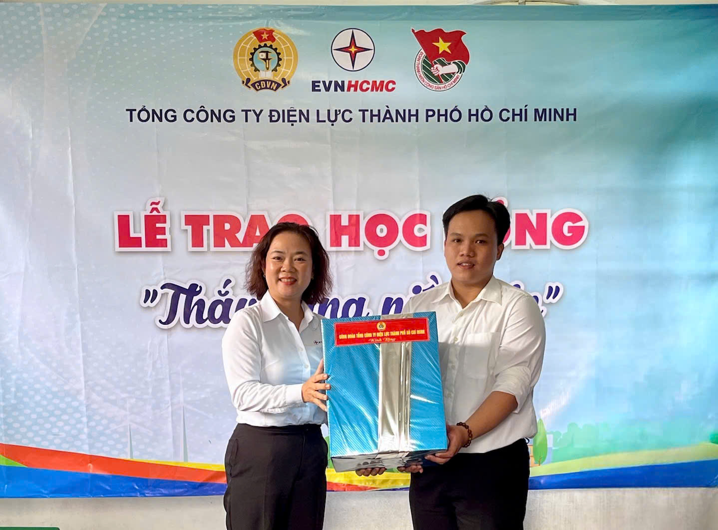 EVNHCMC trao học bổng “Thắp sáng niềm tin”