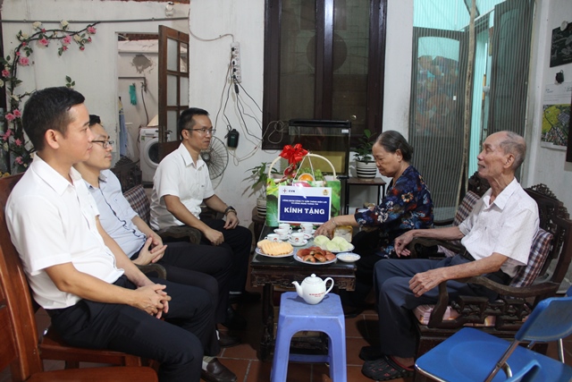 EVNICT thăm hỏi gia đình công nhân viên chức lao động có công với cách mạng nhân ngày Thương binh - Liệt sỹ 27/7 2