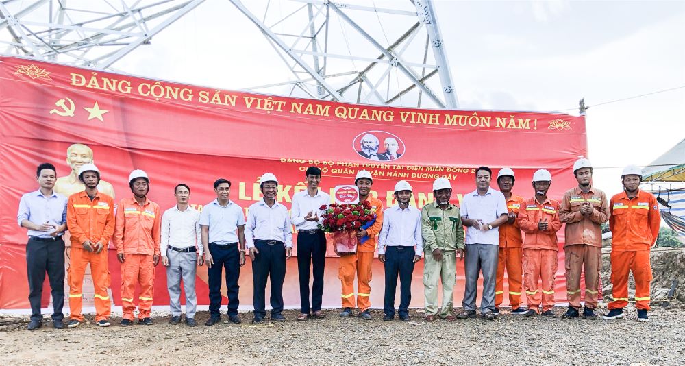 Kết nạp Đảng viên mới trên Công trường thi công đường dây 500kV Quảng Trạch - Phố Nối  1