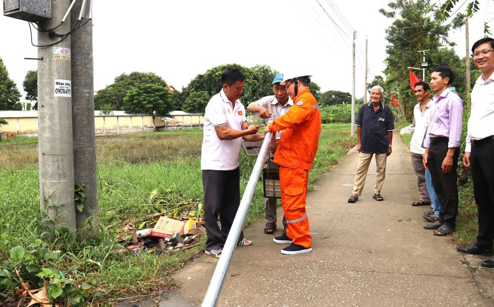 KHÁNH THÀNH CÔNG TRÌNH “THẮP SÁNG ĐƯỜNG QUÊ”