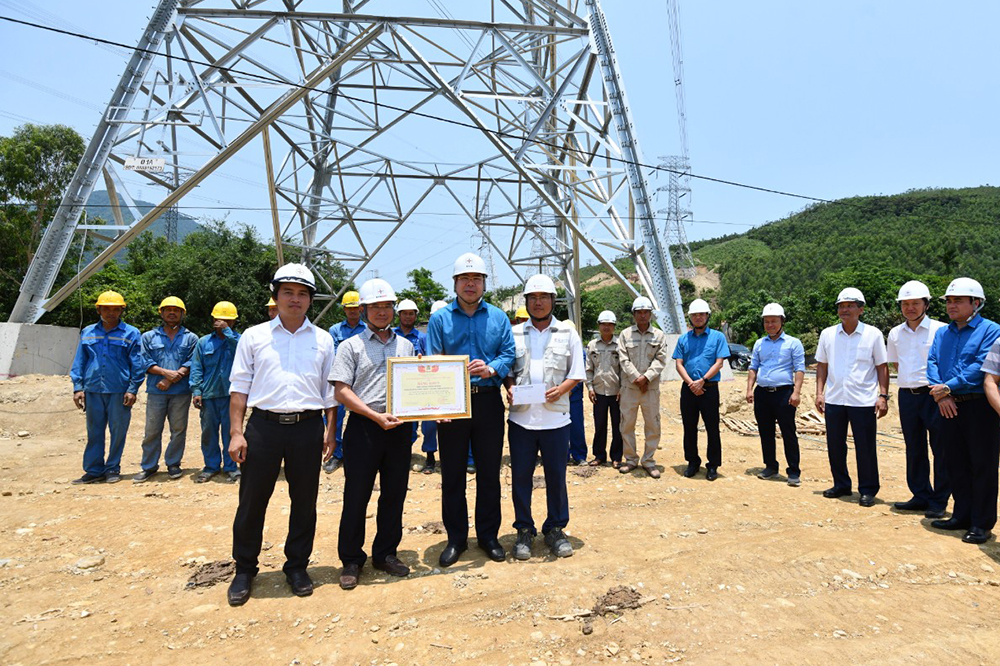 Khen thưởng đột xuất cho các đơn vị hoàn thành dựng cột, kéo dây 6 khoảng néo đầu tiên của Dự án đường dây 500kV mạch 3 1