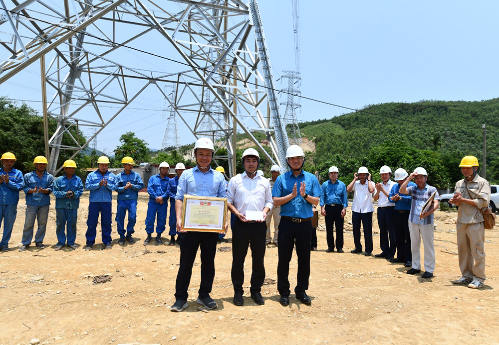 Khen thưởng đột xuất cho các đơn vị hoàn thành dựng cột, kéo dây 6 khoảng néo đầu tiên của Dự án đường dây 500kV mạch 3 2