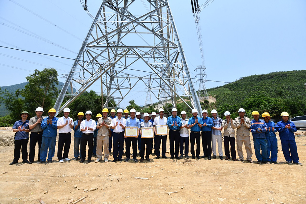 Khen thưởng đột xuất cho các đơn vị hoàn thành dựng cột, kéo dây 6 khoảng néo đầu tiên của Dự án đường dây 500kV mạch 3 3