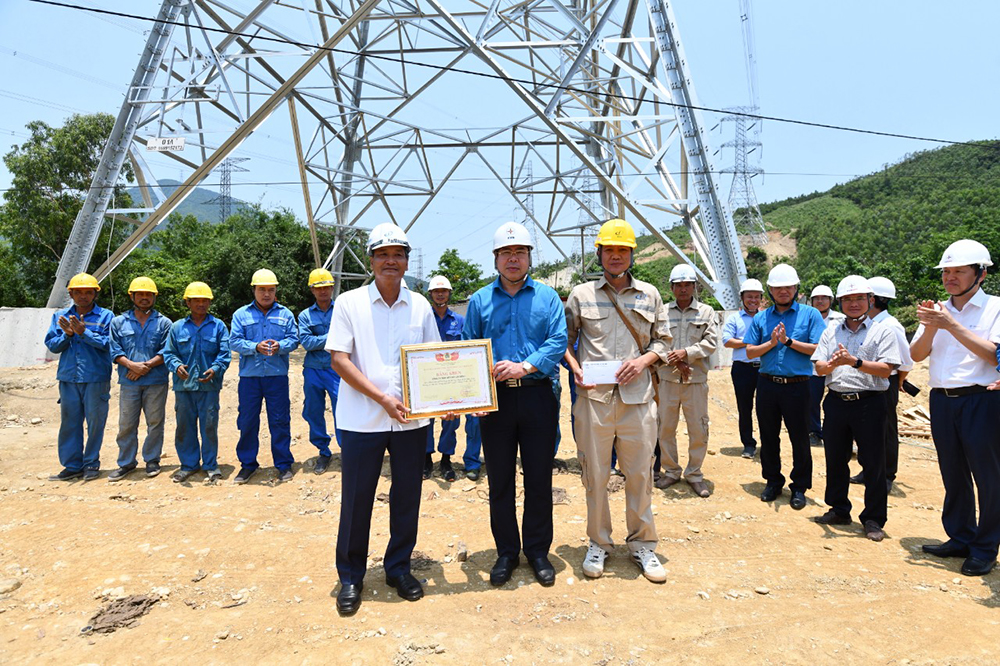 Khen thưởng đột xuất cho các đơn vị hoàn thành dựng cột, kéo dây 6 khoảng néo đầu tiên của Dự án đường dây 500kV mạch 3