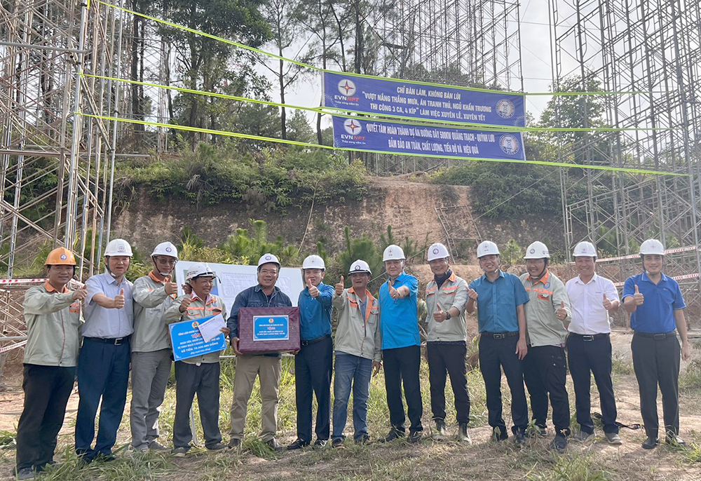 Lãnh đạo Tổng Liên đoàn Lao động Việt Nam động viên người lao động “vượt nắng” tham gia thi công Dự án đường dây 500kV mạch 3