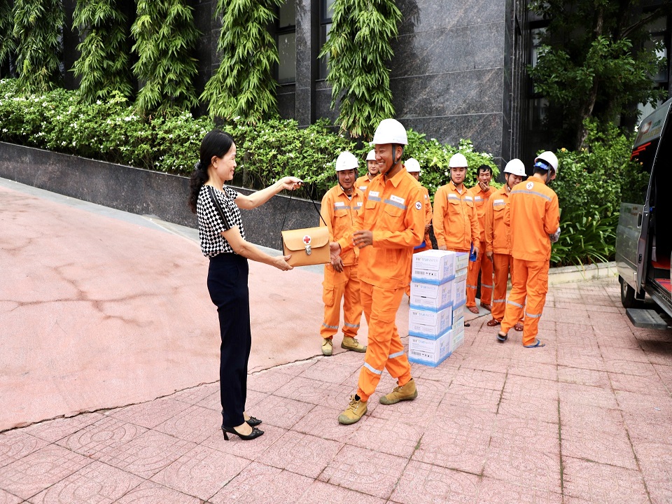 Ngành điện Hà Tĩnh tiếp tục tăng cường nhân lực hỗ trợ các tỉnh phía Bắc khắc phục hậu quả bão số 3 9