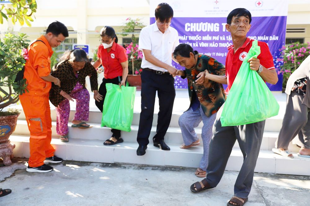 Nhà máy Nhiệt điện Vĩnh Tân 4 tổ chức khám bệnh, phát thuốc miễn phí, tặng quà cho gần 800 người dân nghèo xã Vĩnh Tân, xã Vĩnh Hảo - huyện Tuy Phong  5