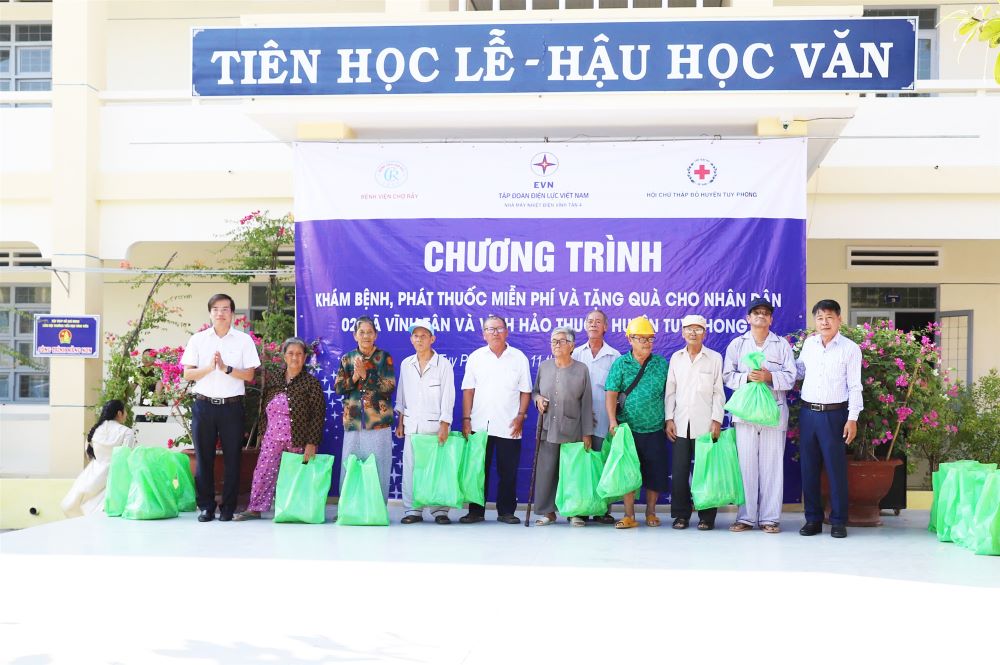 Nhà máy Nhiệt điện Vĩnh Tân 4 tổ chức khám bệnh, phát thuốc miễn phí, tặng quà cho gần 800 người dân nghèo xã Vĩnh Tân, xã Vĩnh Hảo - huyện Tuy Phong 