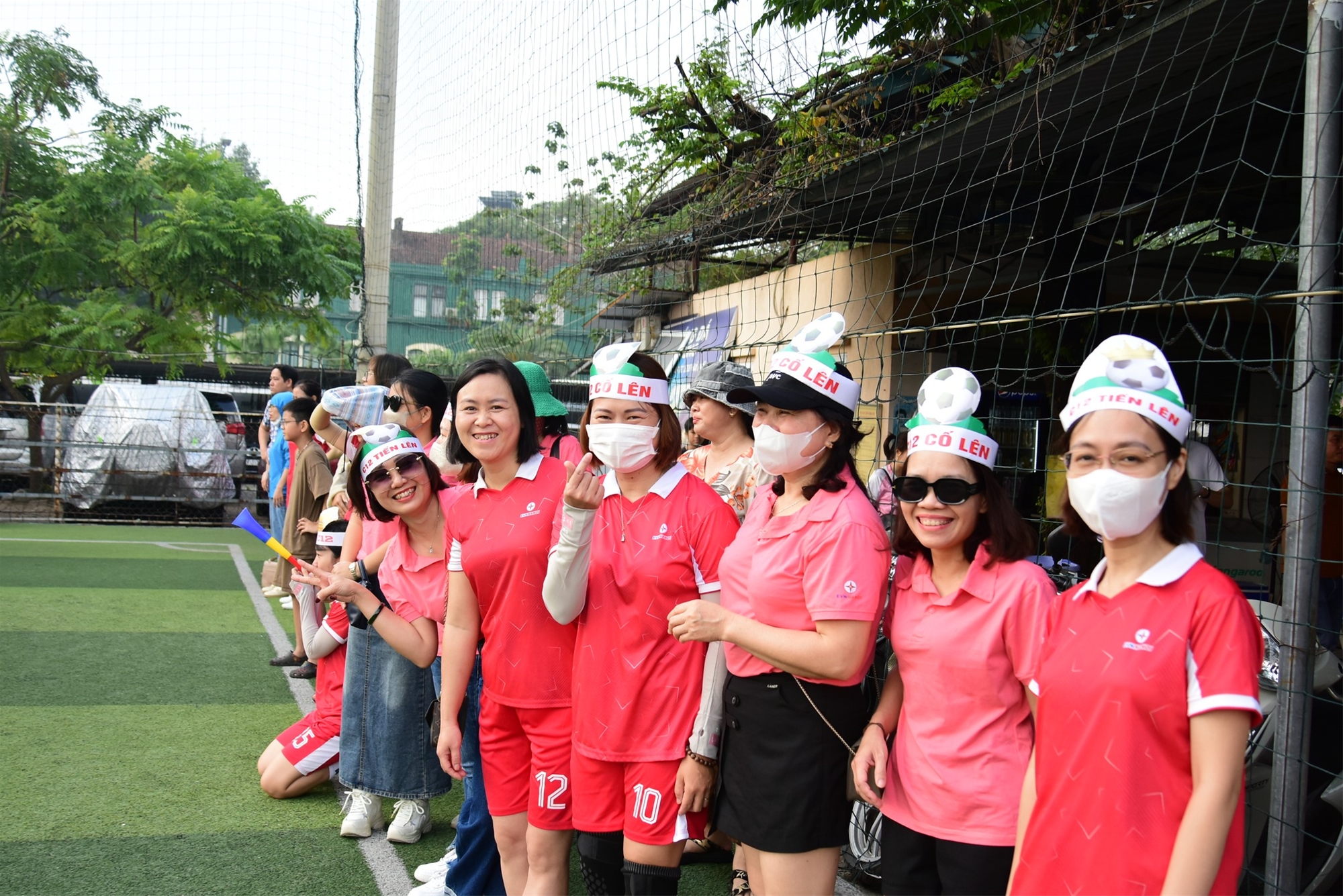 Những trận đấu quyết liệt tranh vé vào vòng Tứ kết giải bóng đá truyền thống EVNHANOI năm 2024  3