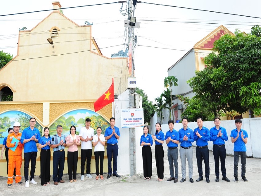 PC Ninh Bình: Gắn biển 2 công trình “Thắp sáng đường quê”