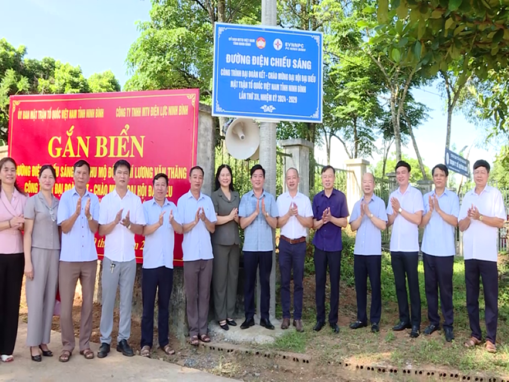 PC Ninh Bình: Gắn biển 2 công trình “Thắp sáng đường quê”