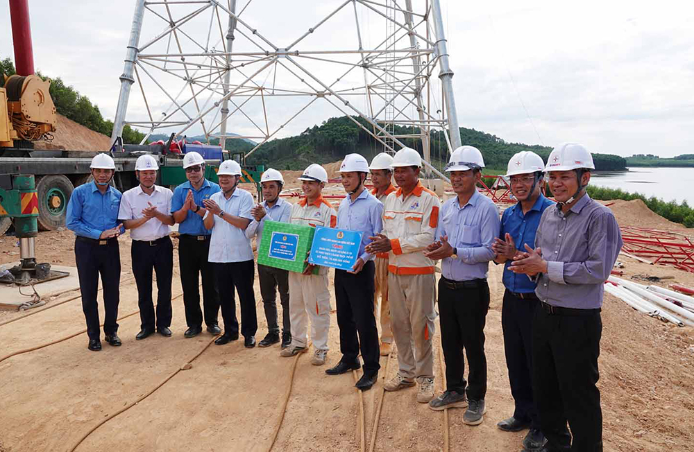 Phó Chủ tịch Tổng Liên đoàn Lao động Việt Nam Phan Văn Anh thăm hỏi, tặng quà người lao động thi công đường dây 500kV mạch 3 1