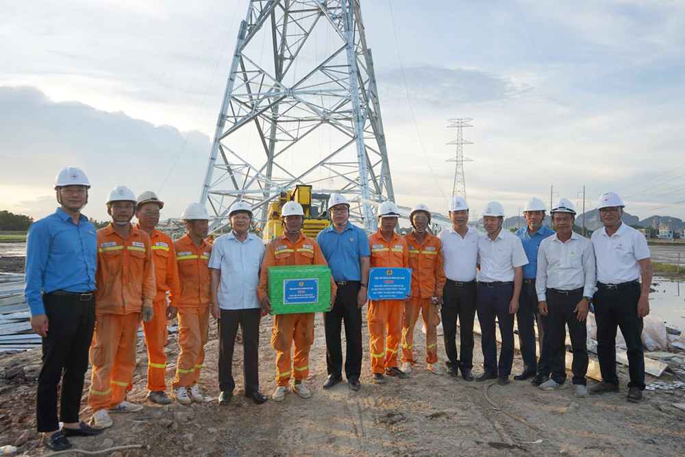 Phó Chủ tịch Tổng Liên đoàn Lao động Việt Nam Phan Văn Anh thăm hỏi, tặng quà người lao động thi công đường dây 500kV mạch 3 2