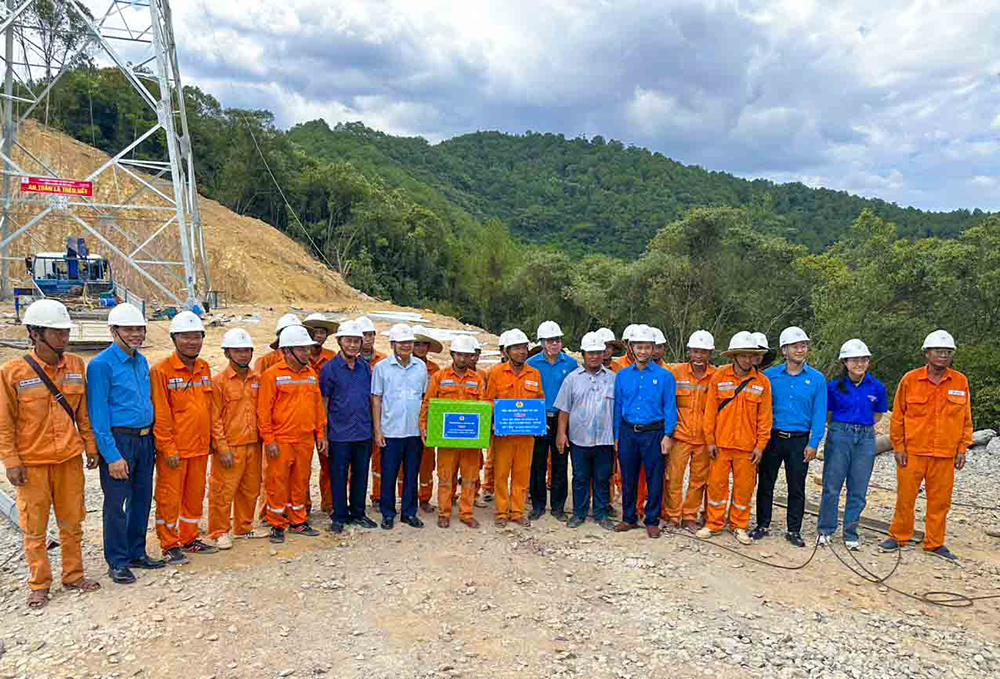 Phó Chủ tịch Tổng Liên đoàn Lao động Việt Nam Phan Văn Anh thăm hỏi, tặng quà người lao động thi công đường dây 500kV mạch 3