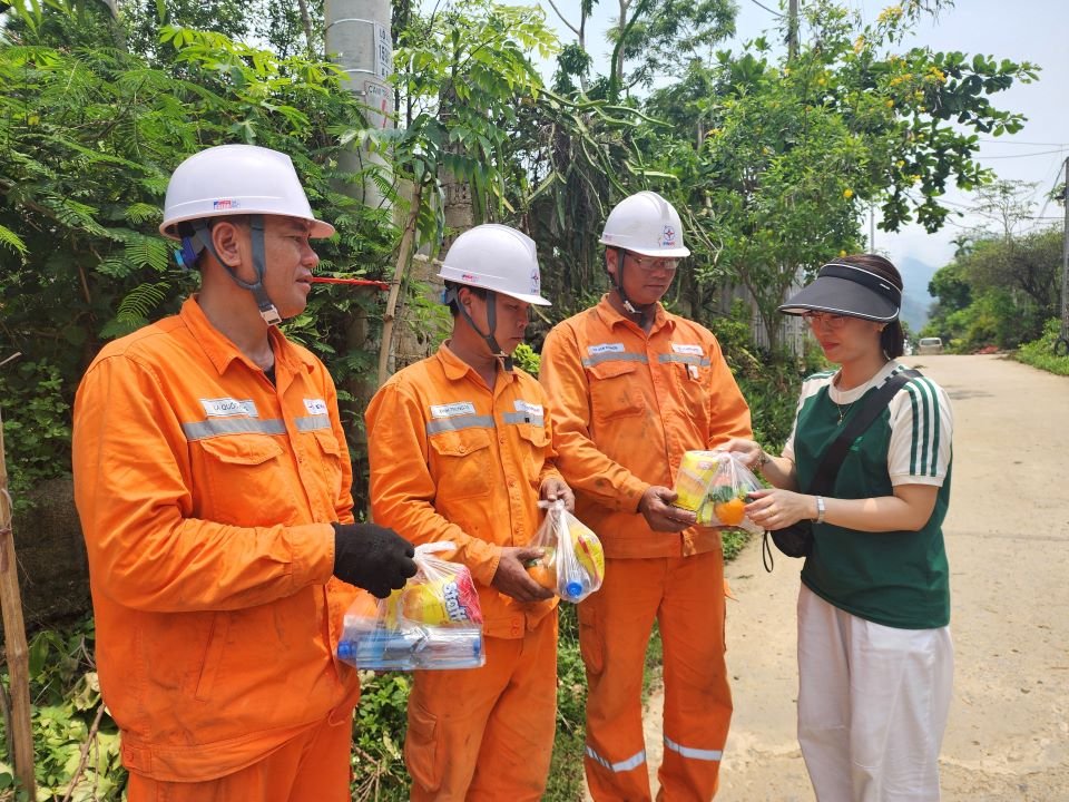 Sơn La: Cộng đồng đồng hành cùng thợ điện trong việc khắc phục hậu quả thiên tai