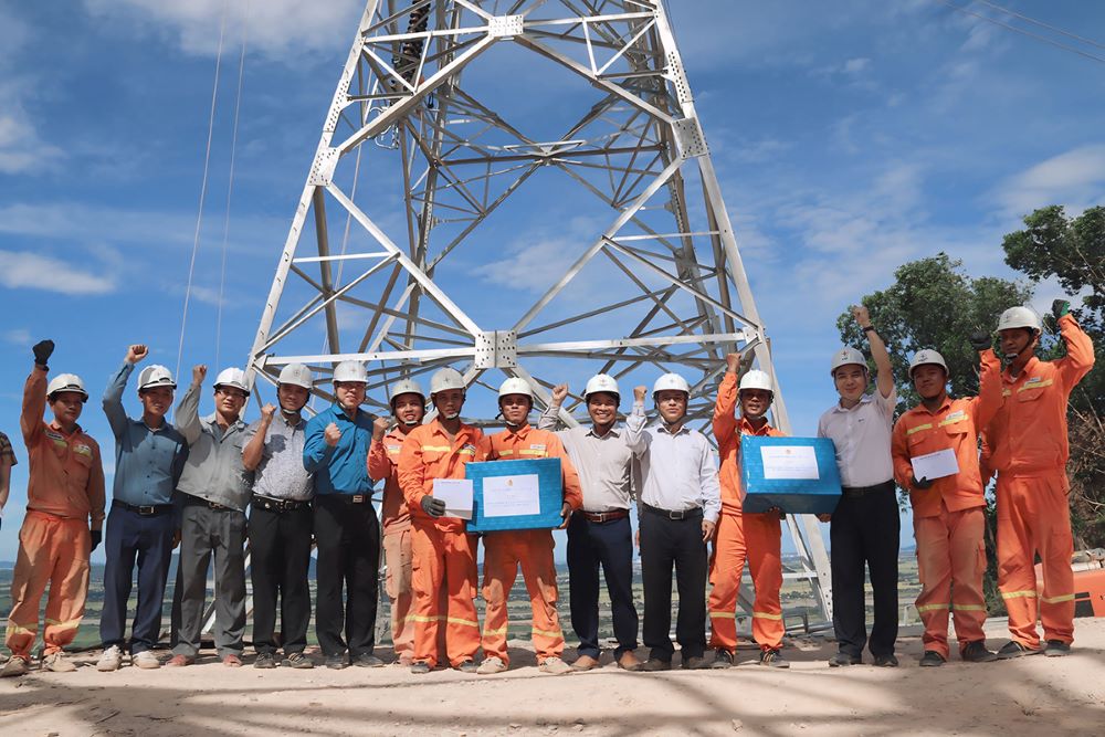 Thăm hỏi, động viên người lao động thi công đường dây 500kV mạch 3 trong giai đoạn nước rút 5