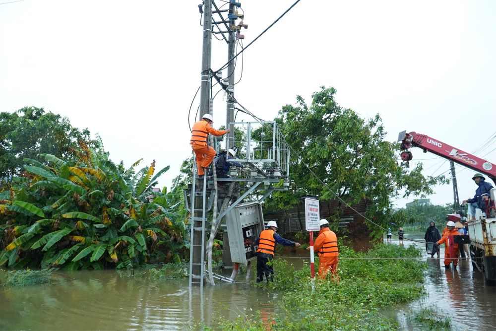 Thông tin cập nhật lúc 8h ngày 16/9/2024 về ảnh hưởng của cơn bão số 3 (Yagi) và lũ lụt tại các tỉnh phía bắc đến vận hành và cung cấp điện 1