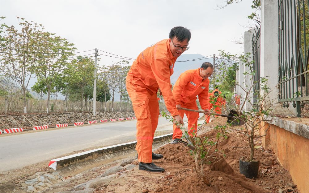 Thủy điện Sơn La sôi nổi hưởng ứng phong trào Tết trồng cây 2