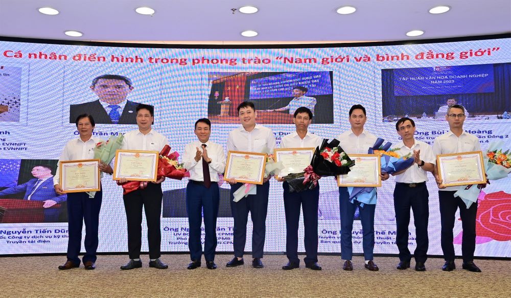 TỔNG CÔNG TY TRUYỀN TẢI ĐIỆN QUỐC GIA TỔ CHỨC TỌA ĐÀM VÀ TỔNG KẾT PHONG TRÀO “NAM GIỚI VÀ BÌNH ĐẲNG GIỚI”  4