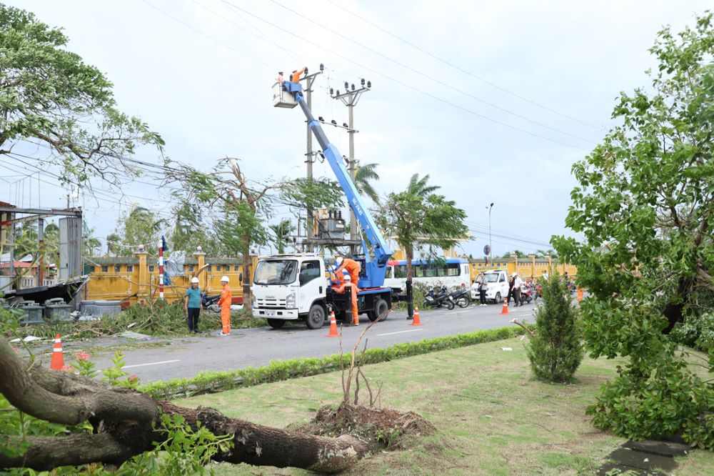 Tổng giám đốc EVN: Đến hết ngày 8/9, khoảng 70% số khách hàng bị ảnh hưởng bởi bão số 3 sẽ được cấp điện trở lại 2