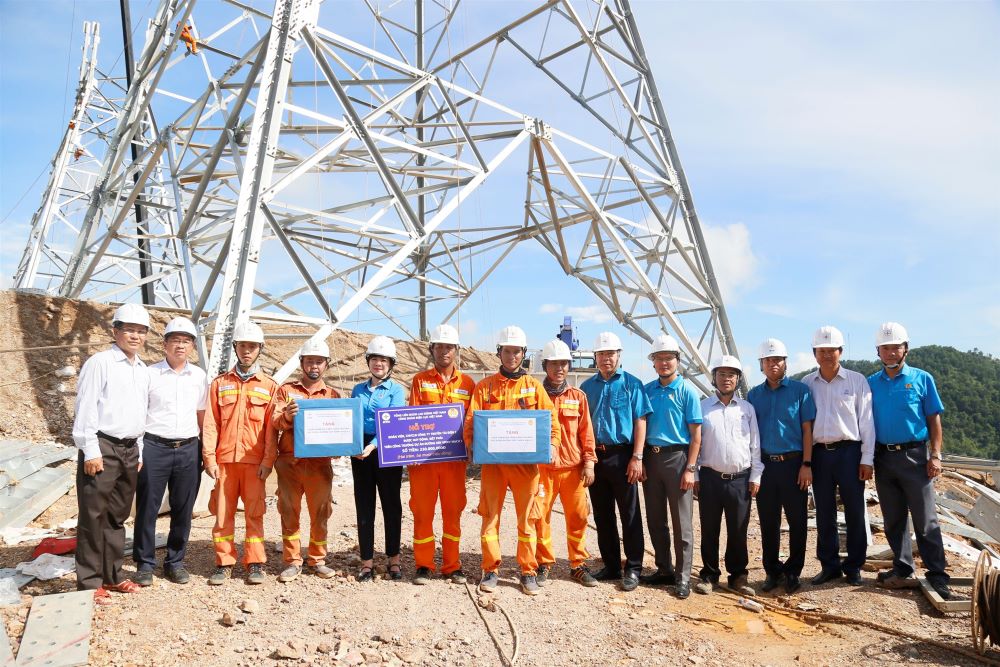 Tổng Liên đoàn Lao động Việt Nam thăm hỏi, động viên, tặng quà người lao động đang thi công đường dây 500kv mạch 3 tại Nghệ An 3