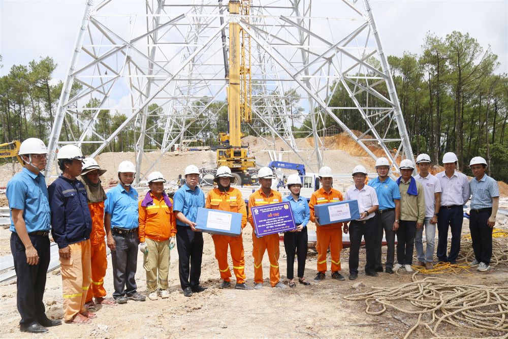 Tổng Liên đoàn Lao động Việt Nam thăm hỏi, động viên, tặng quà người lao động đang thi công đường dây 500kv mạch 3 tại Nghệ An 6