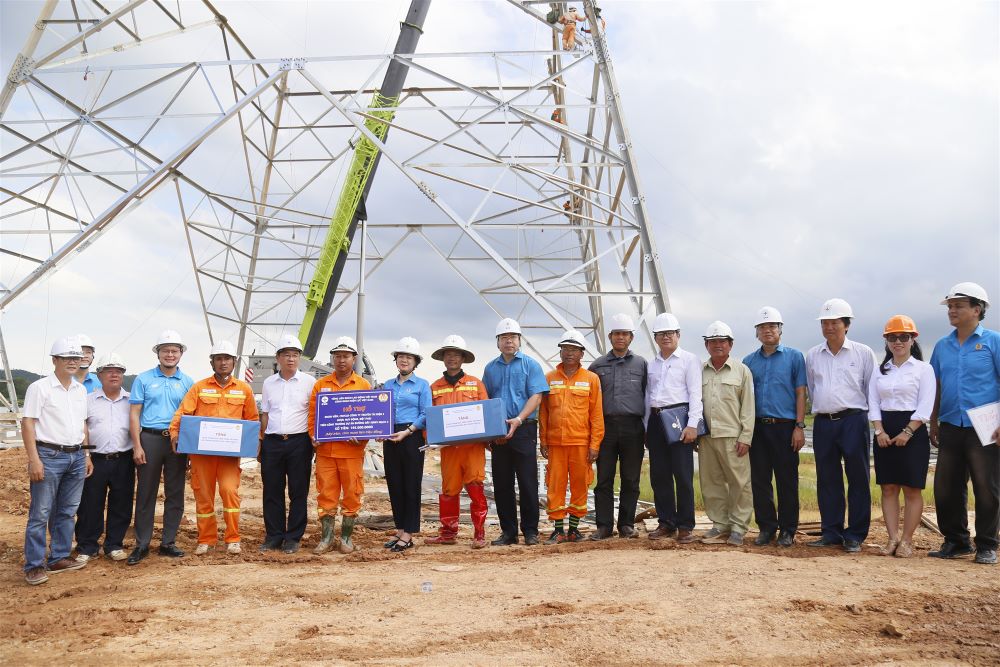 Tổng Liên đoàn Lao động Việt Nam thăm hỏi, động viên, tặng quà người lao động đang thi công đường dây 500kv mạch 3 tại Nghệ An 7