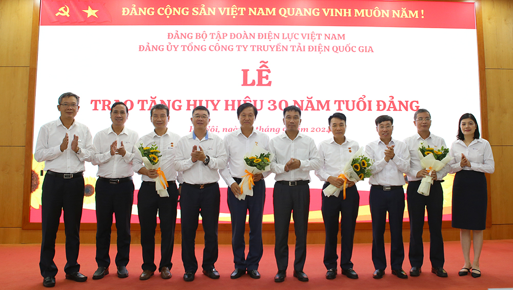 Trao Huy hiệu 30 năm tuổi Đảng cho 4 đảng viên thuộc Đảng ủy Tổng công ty Truyền tải điện Quốc gia 1