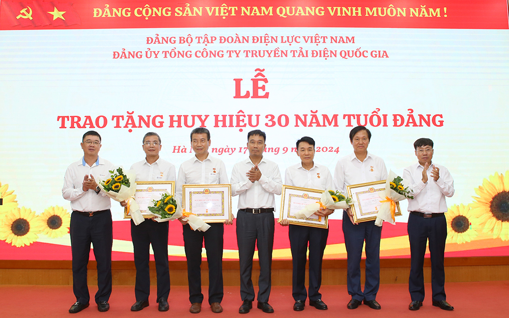 Trao Huy hiệu 30 năm tuổi Đảng cho 4 đảng viên thuộc Đảng ủy Tổng công ty Truyền tải điện Quốc gia