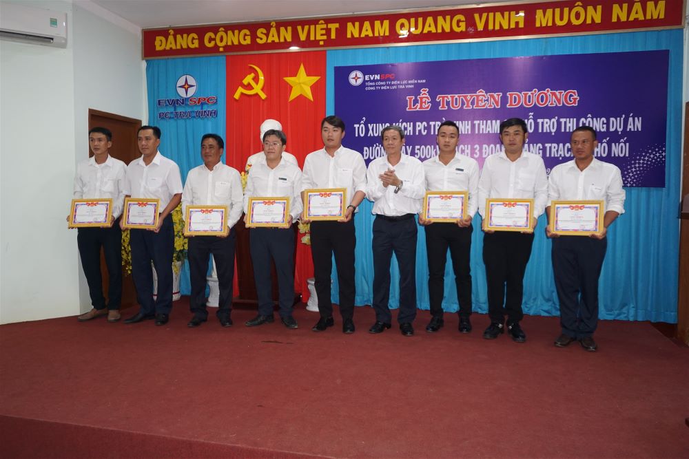 Tuyên dương 39 cán bộ, công nhân viên tham gia hỗ trợ thi công dự án đường dây 500kV mạch 3 đoạn Quảng Trạch - Phố Nối