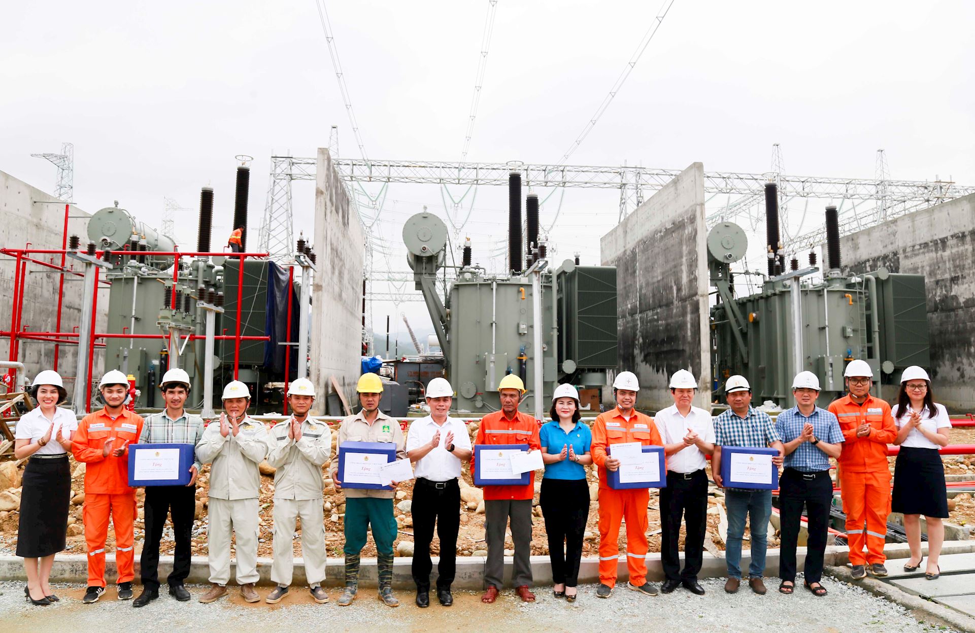 220 triệu đồng thăm hỏi, động viên người lao động tại các công trình trọng điểm của EVNNPT 2