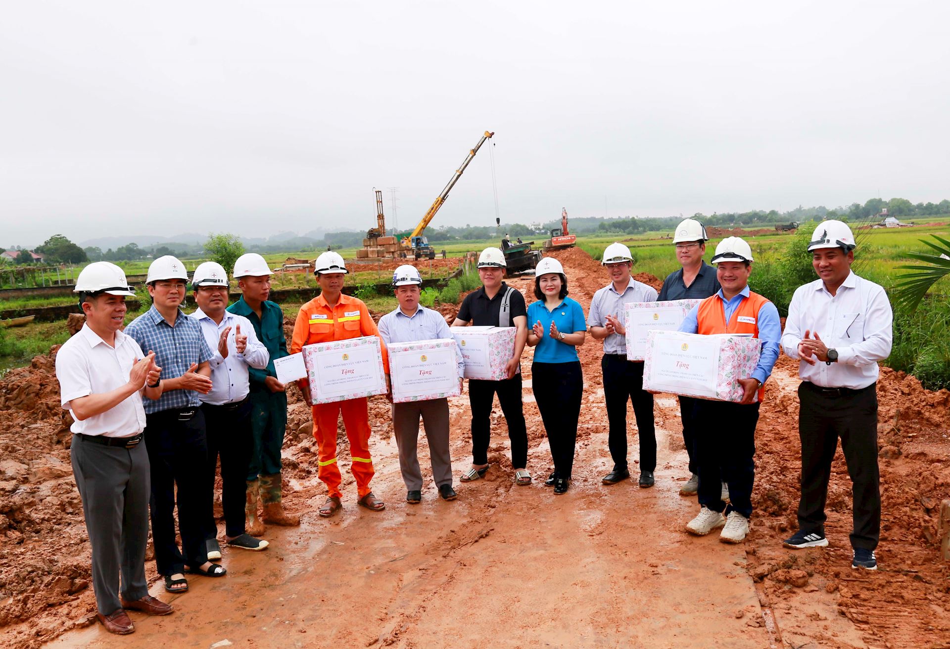 220 triệu đồng thăm hỏi, động viên người lao động tại các công trình trọng điểm của EVNNPT 3