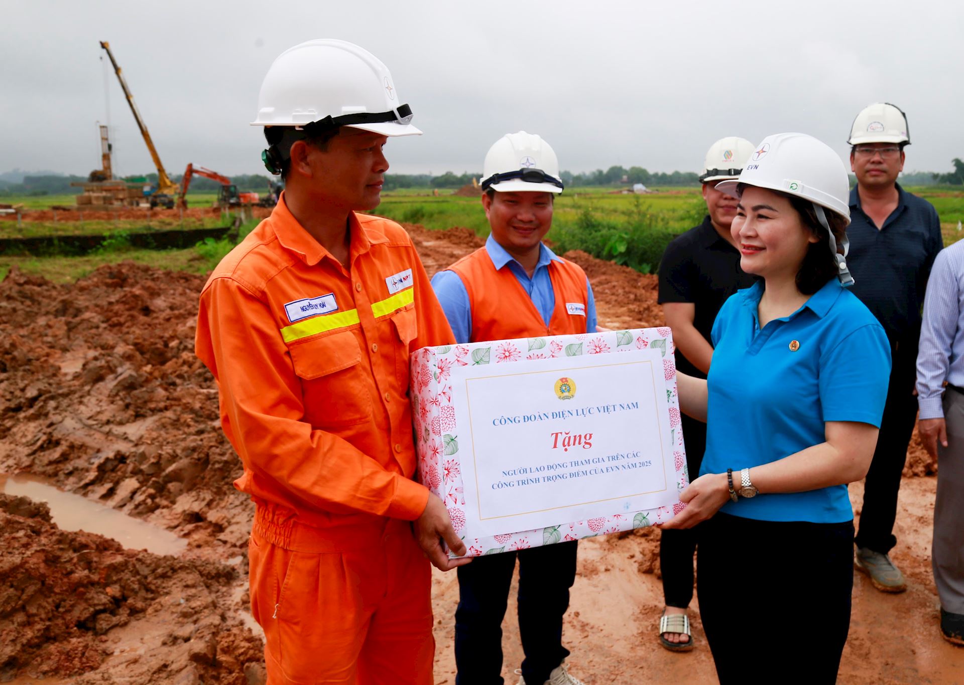 220 triệu đồng thăm hỏi, động viên người lao động tại các công trình trọng điểm của EVNNPT 4