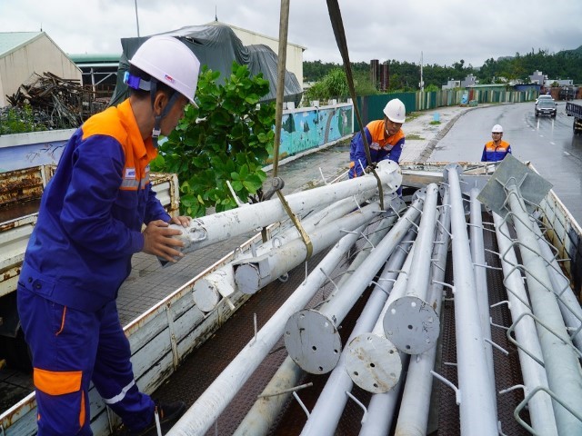 65 thành viên Đội xung kích PC Quảng Ninh lên đường hỗ trợ PC Nghệ An nhanh chóng khắc phục lưới điện sau bão số 10 (Bualoi) 1
