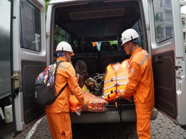 65 thành viên Đội xung kích PC Quảng Ninh lên đường hỗ trợ PC Nghệ An nhanh chóng khắc phục lưới điện sau bão số 10 (Bualoi) 3