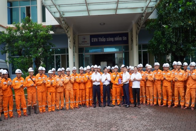 65 thành viên Đội xung kích PC Quảng Ninh lên đường hỗ trợ PC Nghệ An nhanh chóng khắc phục lưới điện sau bão số 10 (Bualoi)