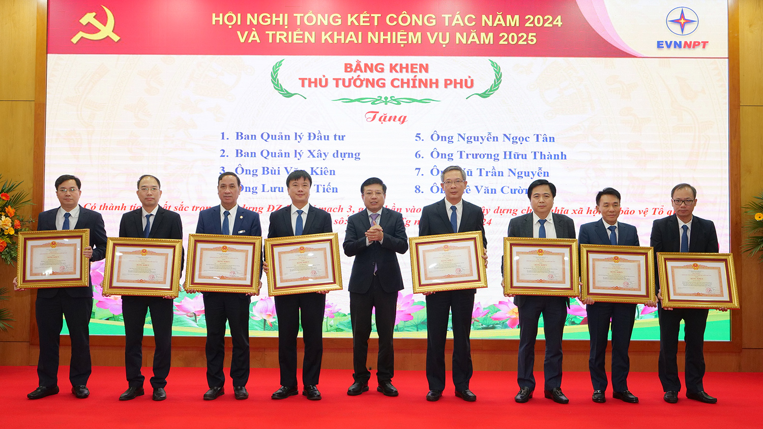 8 tập thể, 6 cá nhân thuộc EVN được Thủ tướng Chính phủ tặng Bằng khen vì có thành tích xuất sắc trong xây dựng Đường dây 500kV mạch 3 1