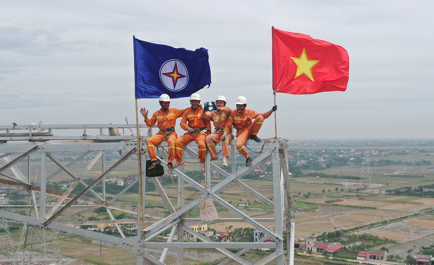 8 tập thể, 6 cá nhân thuộc EVN được Thủ tướng Chính phủ tặng Bằng khen vì có thành tích xuất sắc trong xây dựng Đường dây 500kV mạch 3 2